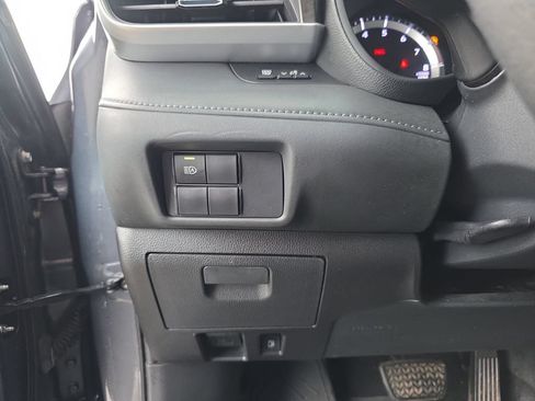 Used 2020 Toyota Highlander L FWD image 19