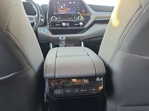 Used 2022 Toyota Highlander LE AWD/4WD image 17