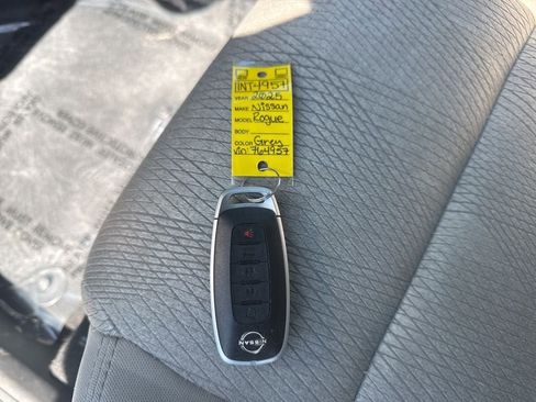 Used 2025 Nissan Rogue SV FWD image 32