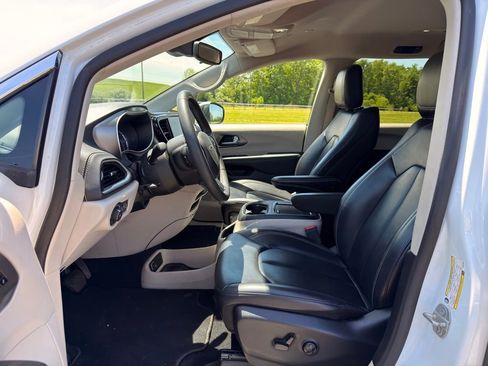 Used 2023 Chrysler Pacifica Touring-L FWD image 2