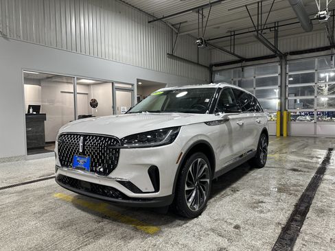 Used 2025 Lincoln Aviator Reserve w/ Equipment Group 201A image 8