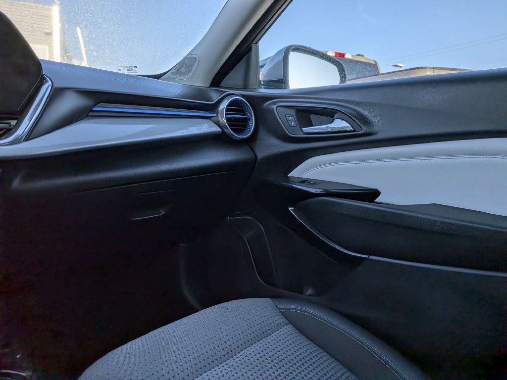 Used 2025 Chevrolet Trax LT FWD image 15
