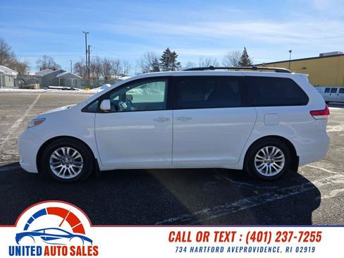 Used 2013 Toyota Sienna XLE image 2