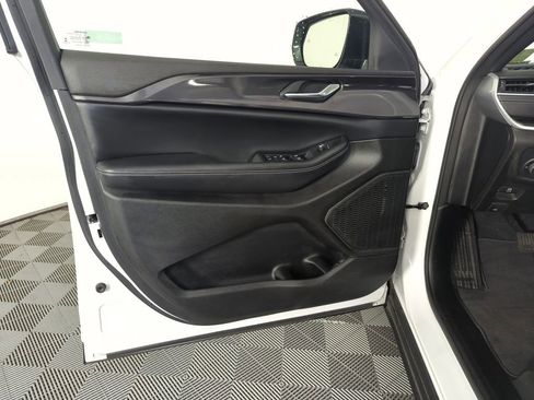 Used 2023 Jeep Grand Cherokee Altitude AWD/4WD image 18