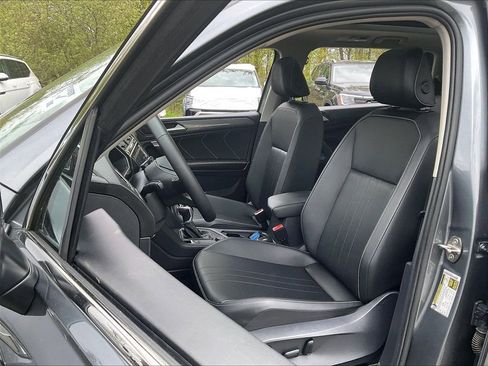Certified 2023 Volkswagen Tiguan SE w/ Panoramic Sunroof Package AWD/4WD image 10