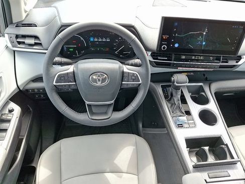 Used 2026 Toyota Sienna XLE AWD/4WD image 11