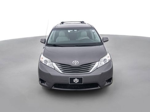 Used 2014 Toyota Sienna XLE AWD/4WD image 2
