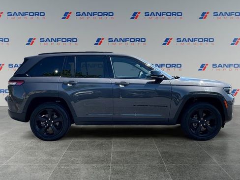 Used 2023 Jeep Grand Cherokee Altitude AWD/4WD image 6