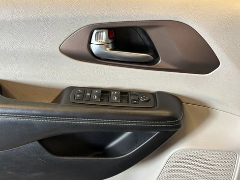 Used 2020 Chrysler Voyager L image 18