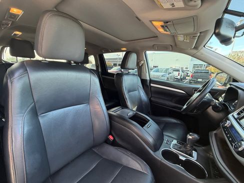 Used 2015 Toyota Highlander XLE image 19