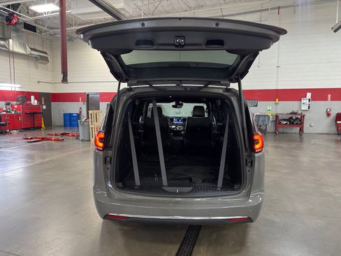 Used 2025 Chrysler Pacifica Select FWD image 32
