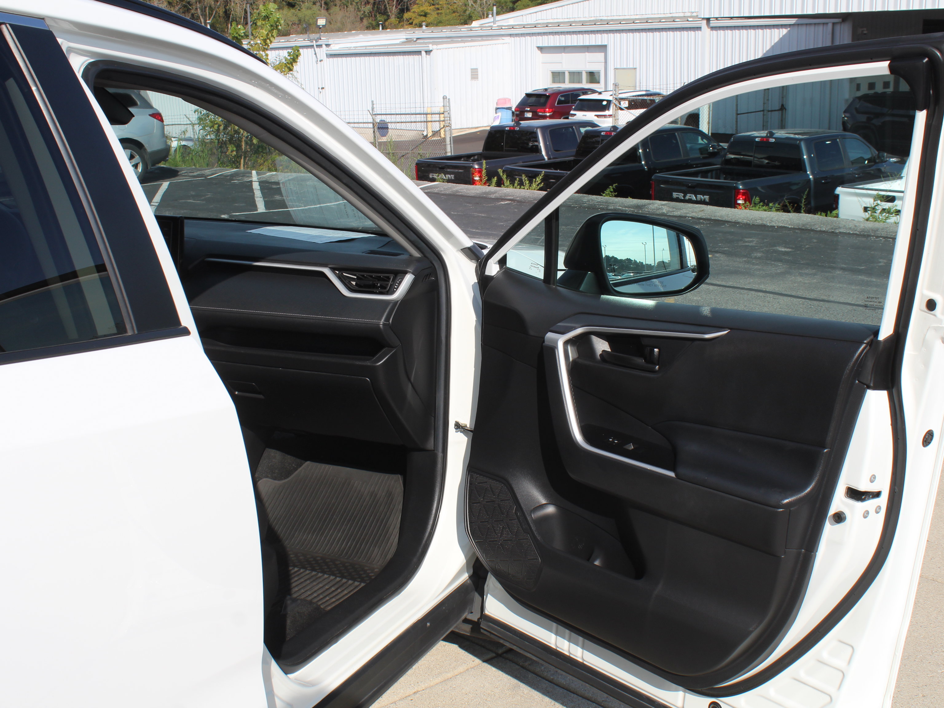 Used 2021 Toyota RAV4 LE AWD/4WD image 25
