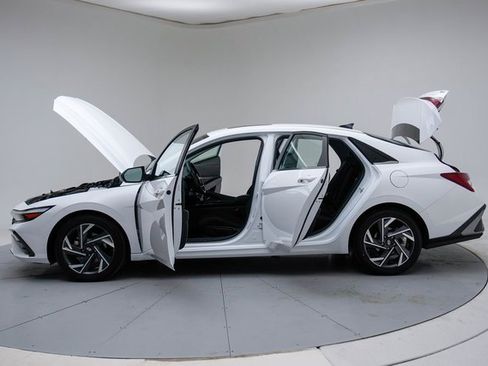 Used 2025 Hyundai Elantra SEL image 18