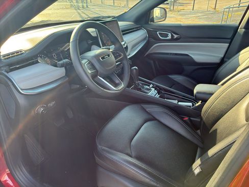 Used 2025 Jeep Compass Limited AWD/4WD image 3