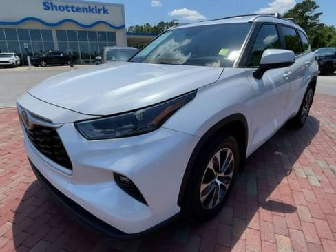 Used 2024 Toyota Highlander XLE AWD/4WD image 5