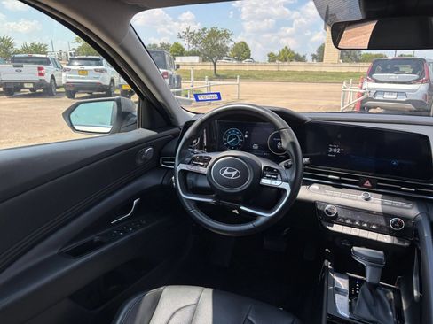 Used 2025 Hyundai Elantra Limited FWD image 35