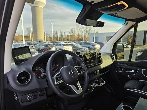 Used 2024 Mercedes-Benz Sprinter 3500 image 25