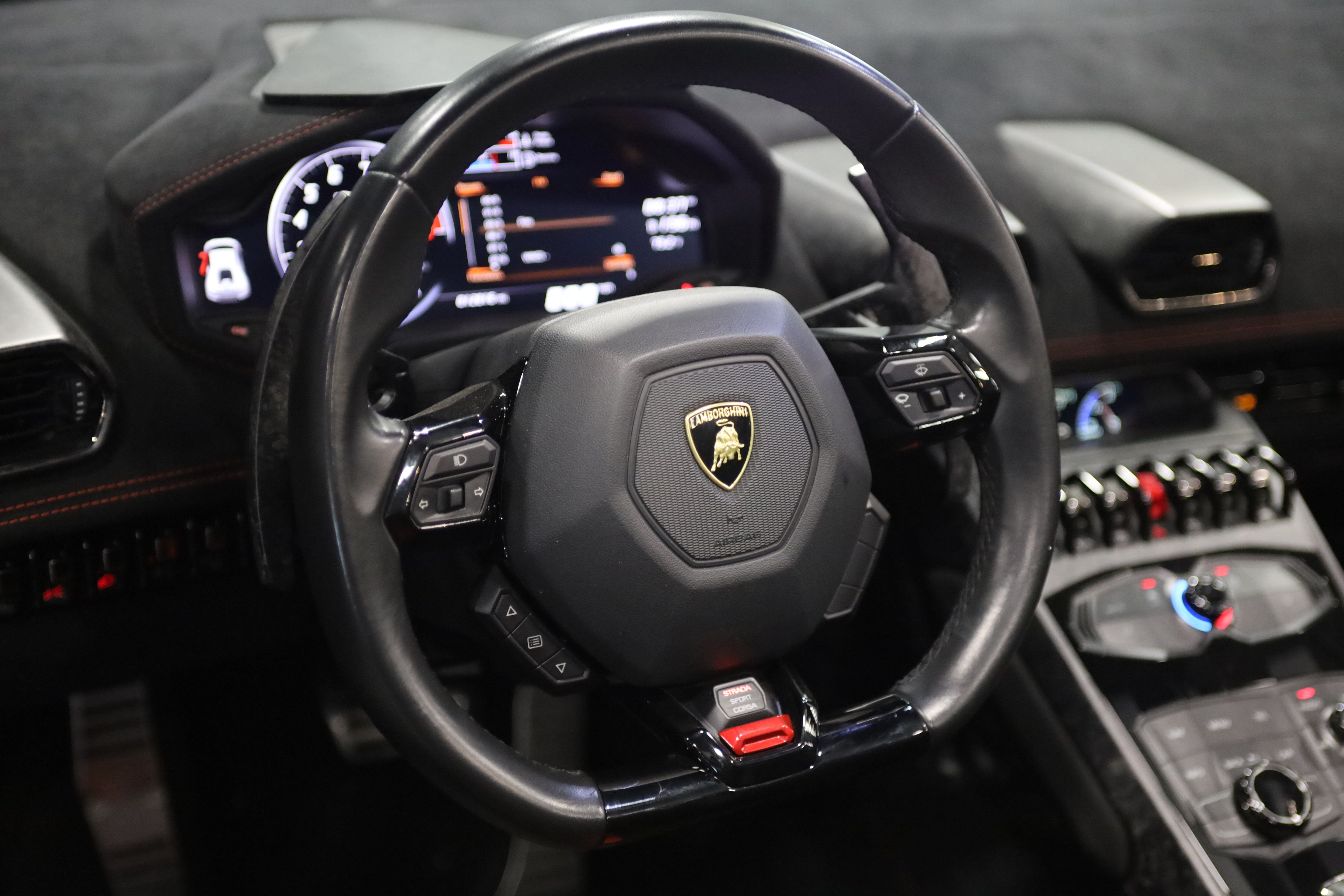 Used 2019 Lamborghini Huracan Performante AWD/4WD image 23