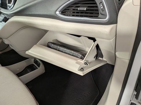 Used 2019 Chrysler Pacifica Limited image 35