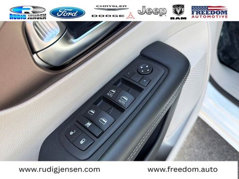 Used 2023 Chrysler Voyager LX FWD image 11