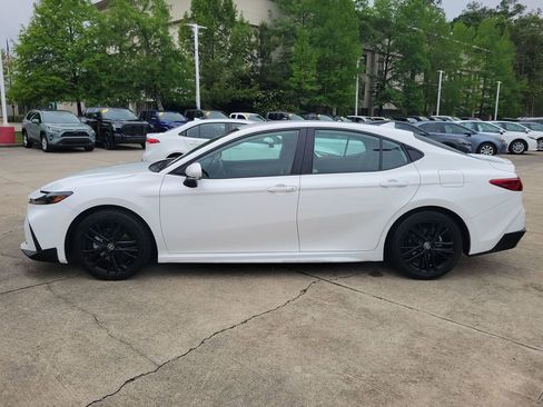Used 2025 Toyota Camry SE FWD image 2