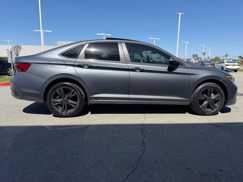 Used 2024 Volkswagen Jetta SE FWD image 7