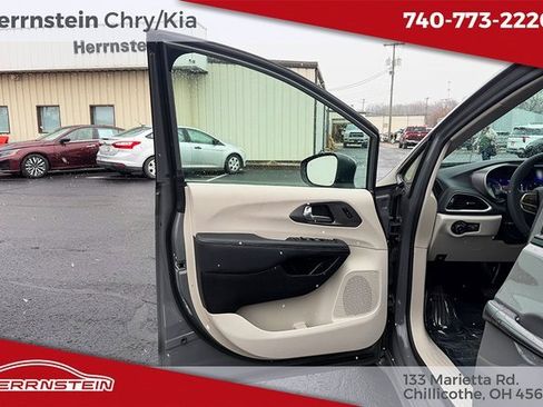 Used 2023 Chrysler Pacifica Touring-L w/ Road Tripper Package image 13