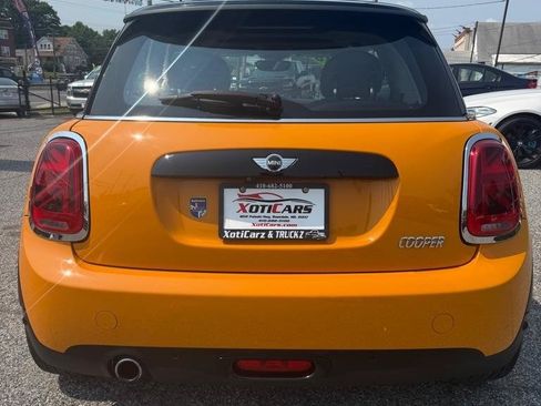 Used 2018 MINI Cooper 2-Door Hardtop w/ Cold Weather Package FWD image 6