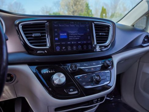 Used 2017 Chrysler Pacifica Touring-L Plus w/ Advanced Safetytec Group image 20