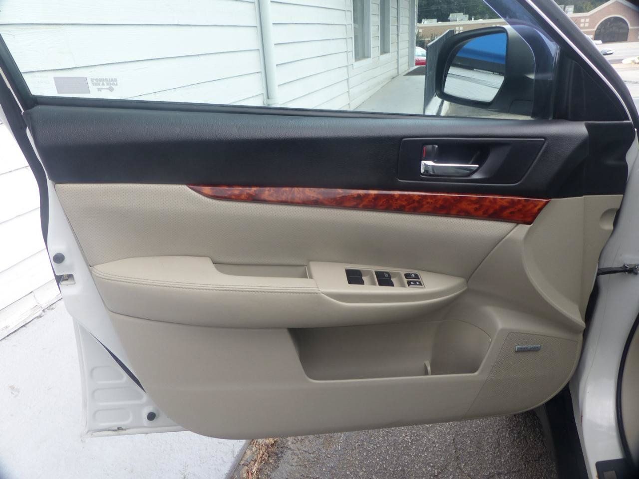 Used 2011 Subaru Outback 2.5i Limited AWD/4WD image 17
