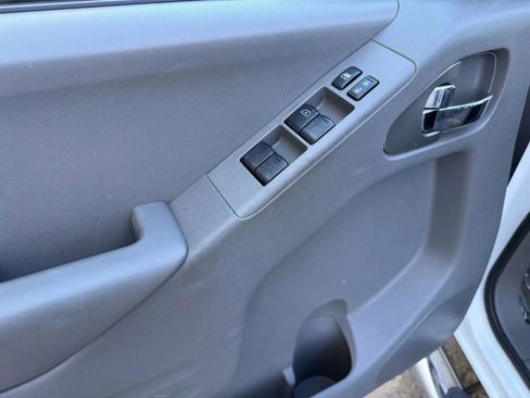 Used 2016 Nissan Frontier SV image 8