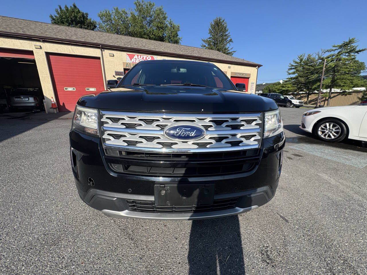 Used 2018 Ford Explorer XLT w/ Equipment Group 202A AWD/4WD image 11