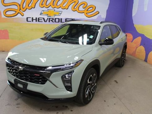 Used 2024 Chevrolet Trax RS w/ Sunroof Package FWD image 4