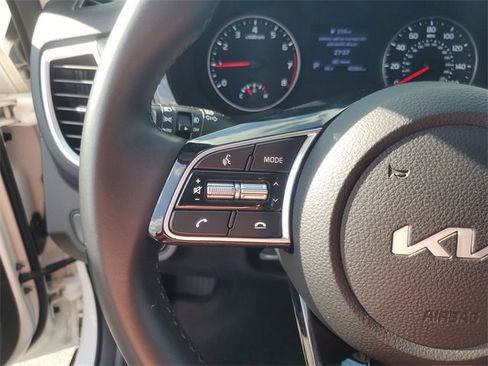Certified 2022 Kia Seltos EX image 18