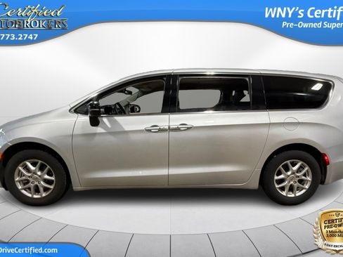 Used 2024 Chrysler Pacifica Touring-L FWD image 9