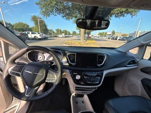 Used 2024 Chrysler Pacifica Touring-L FWD image 16