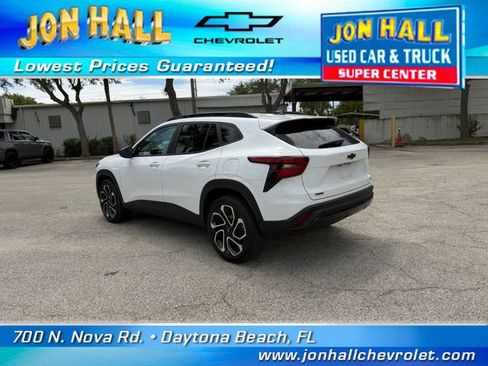 Used 2024 Chevrolet Trax RS w/ Sunroof Package FWD image 7