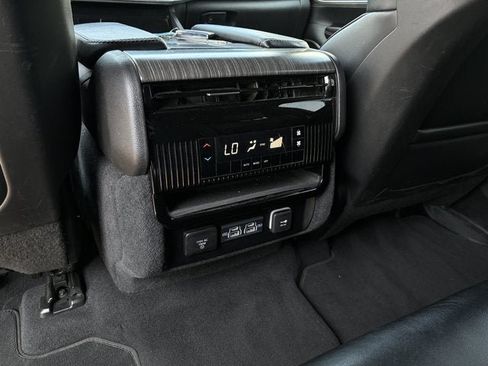 Used 2024 Jeep Wagoneer L Series II w/ Flexible Seating Group AWD/4WD image 19