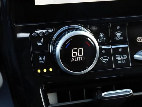 Used 2024 Toyota Highlander Platinum image 31