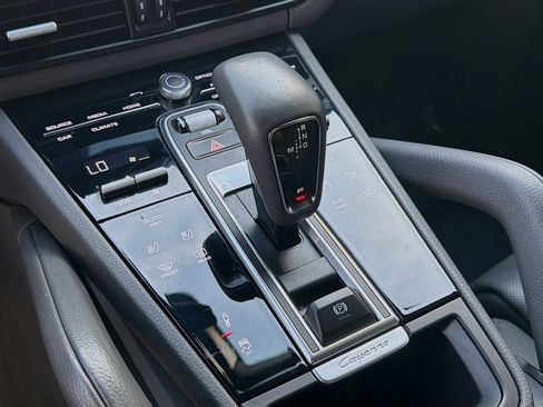 Used 2023 Porsche Cayenne Platinum Edition image 16