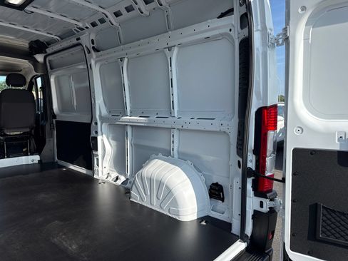 Used 2025 RAM ProMaster 2500 w/ Convenience Group FWD image 17