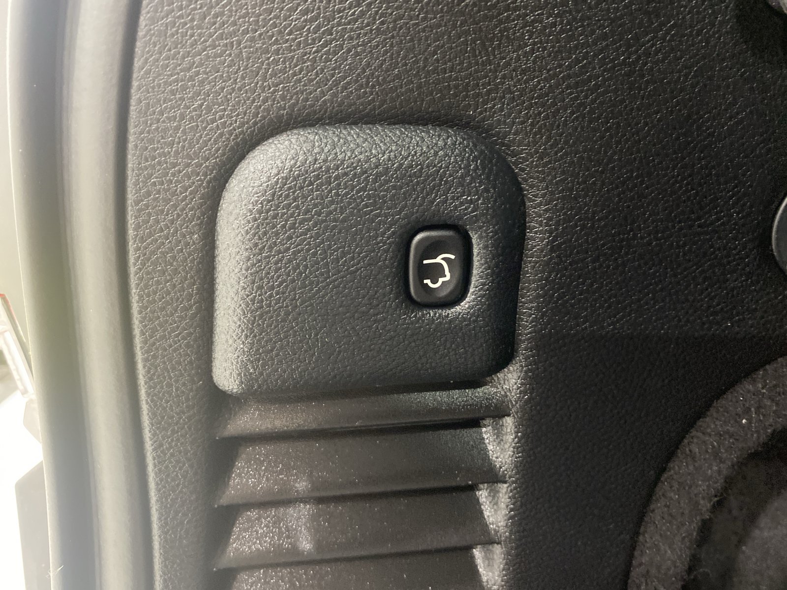 Used 2019 Jeep Grand Cherokee Overland AWD/4WD image 15