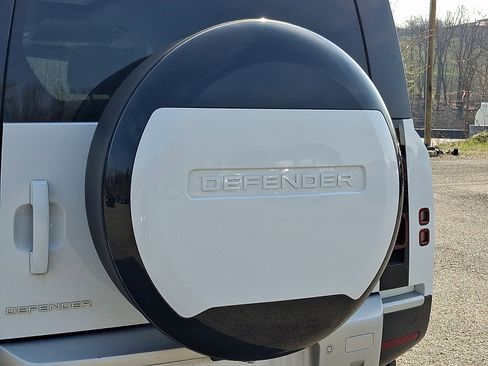 Used 2024 Land Rover Defender 110 S image 30