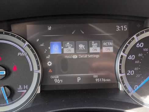 Used 2022 Toyota Highlander XLE FWD image 27