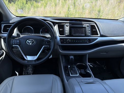 Used 2019 Toyota Highlander LE FWD image 22