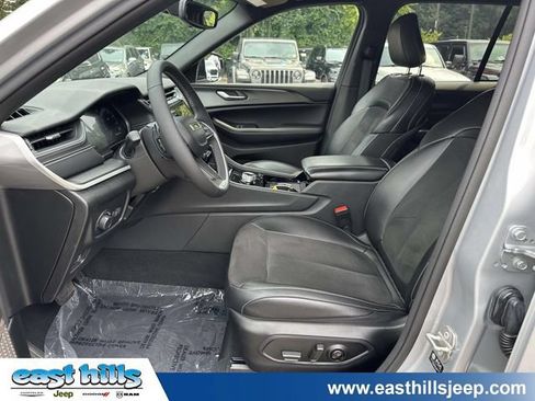 Used 2023 Jeep Grand Cherokee Altitude AWD/4WD image 13