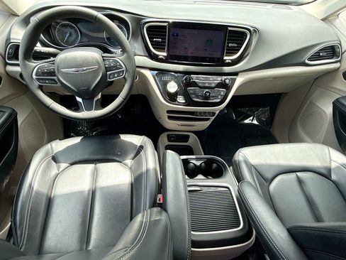 Used 2023 Chrysler Pacifica Touring-L FWD image 16