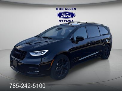 Used 2025 Chrysler Pacifica Limited