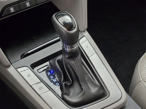 Used 2017 Hyundai Elantra Limited image 31