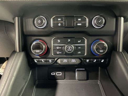 Used 2024 Chevrolet Tahoe Premier AWD/4WD image 19